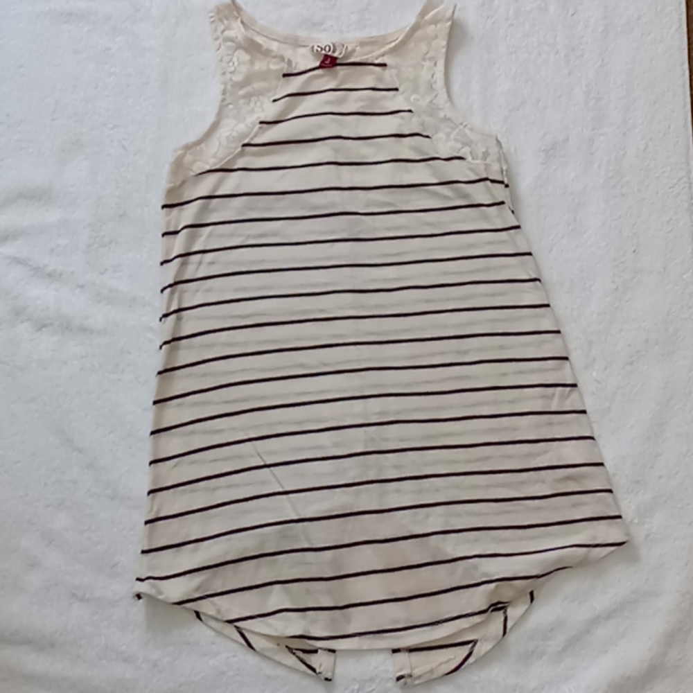 Used lace Womens Top w/Split In Bk
